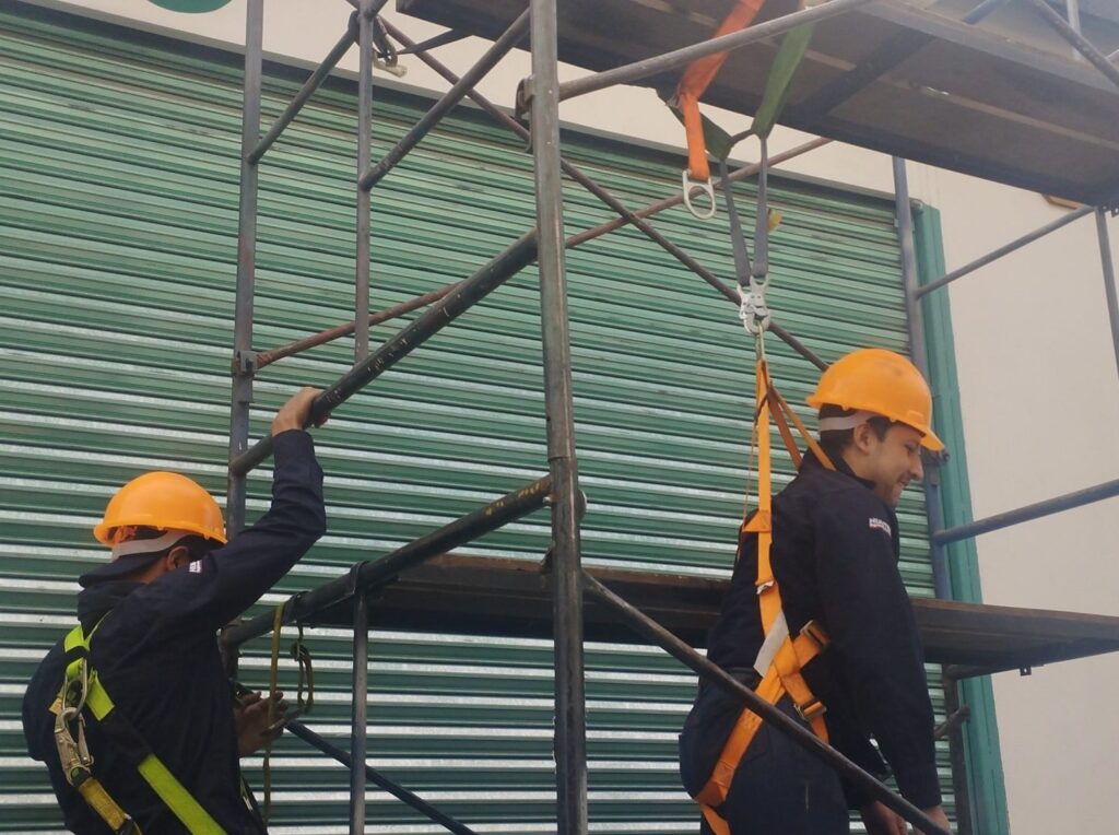 trabajo en alturas con andamio